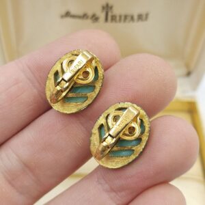 Orecchini Trifari a clip anni '60, lega Trifanium color oro satinato con grandi cabochons ovali di lucite turchese - VINTAGE AMORE MIO