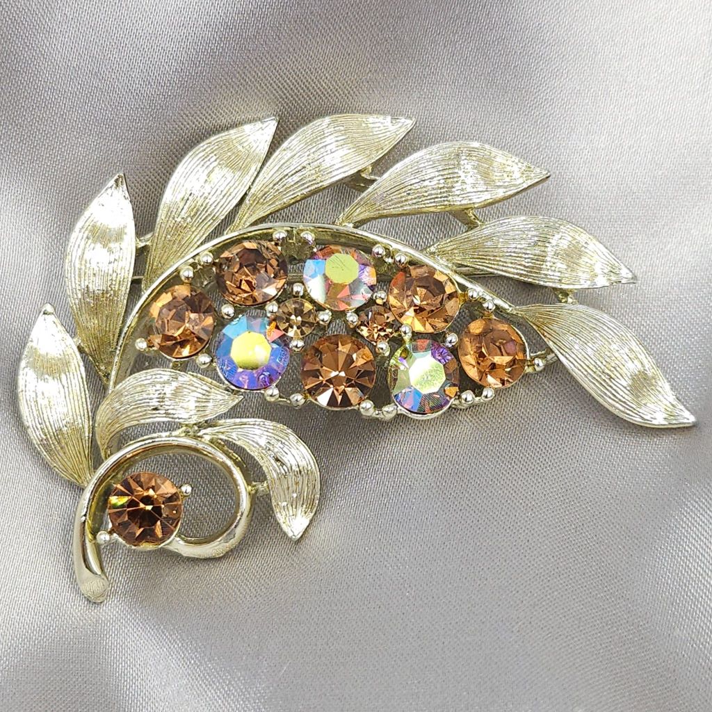 Spilla floreale anni '50 firmata Lisner, realizzata in metallo color oro satinato con cristalli topazio e aurora borealis - VINTAGE AMORE MIO