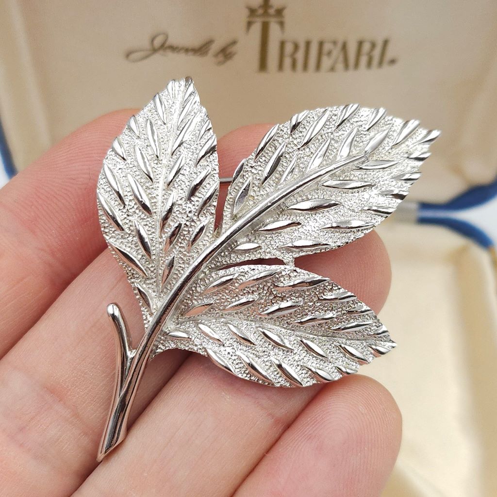 Spilla botanica firmata Trifari, realizzata verso il 1960, in lega Trifanium color argento satinato con dettagli lucidi - VINTAGE AMORE MIO