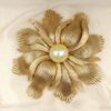 Grande spilla Trifari anni ’50 color oro con perla