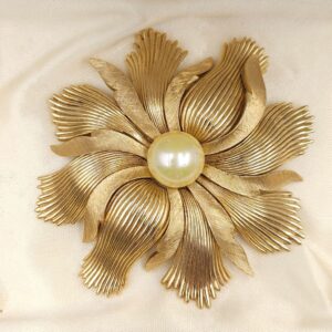 Grande e spettacolare spilla Trifari anni '50, realizzata in lega Trifanium color oro con lavorazione a bacchette e satinata, perla solitaria centrale - VINTAGE AMORE MIO