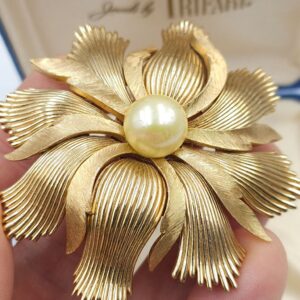Grande e spettacolare spilla Trifari anni '50, realizzata in lega Trifanium color oro con lavorazione a bacchette e satinata, perla solitaria centrale - VINTAGE AMORE MIO