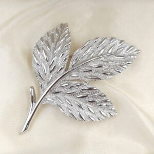 Spilla botanica firmata Trifari, realizzata verso il 1960, in lega Trifanium color argento satinato con dettagli lucidi - VINTAGE AMORE MIO