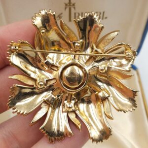 Grande e spettacolare spilla Trifari anni '50, realizzata in lega Trifanium color oro con lavorazione a bacchette e satinata, perla solitaria centrale - VINTAGE AMORE MIO