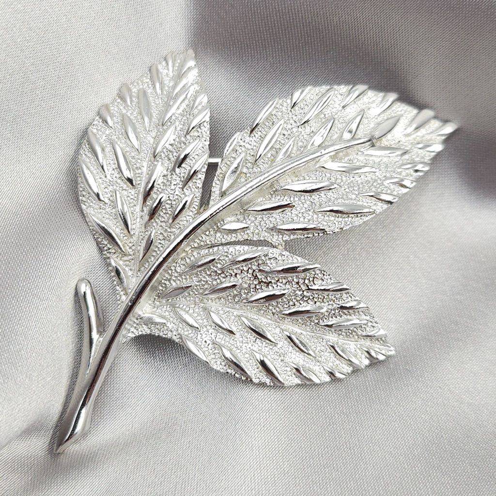 Spilla botanica firmata Trifari, realizzata verso il 1960, in lega Trifanium color argento satinato con dettagli lucidi - VINTAGE AMORE MIO