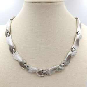 Collana firmata Trifari, risalente alla fine degli anni '50, con un affascinante decoro a onde, realizzata in lega Trifanium color argento con lavorazione a bacchette - VINTAGE AMORE MIO