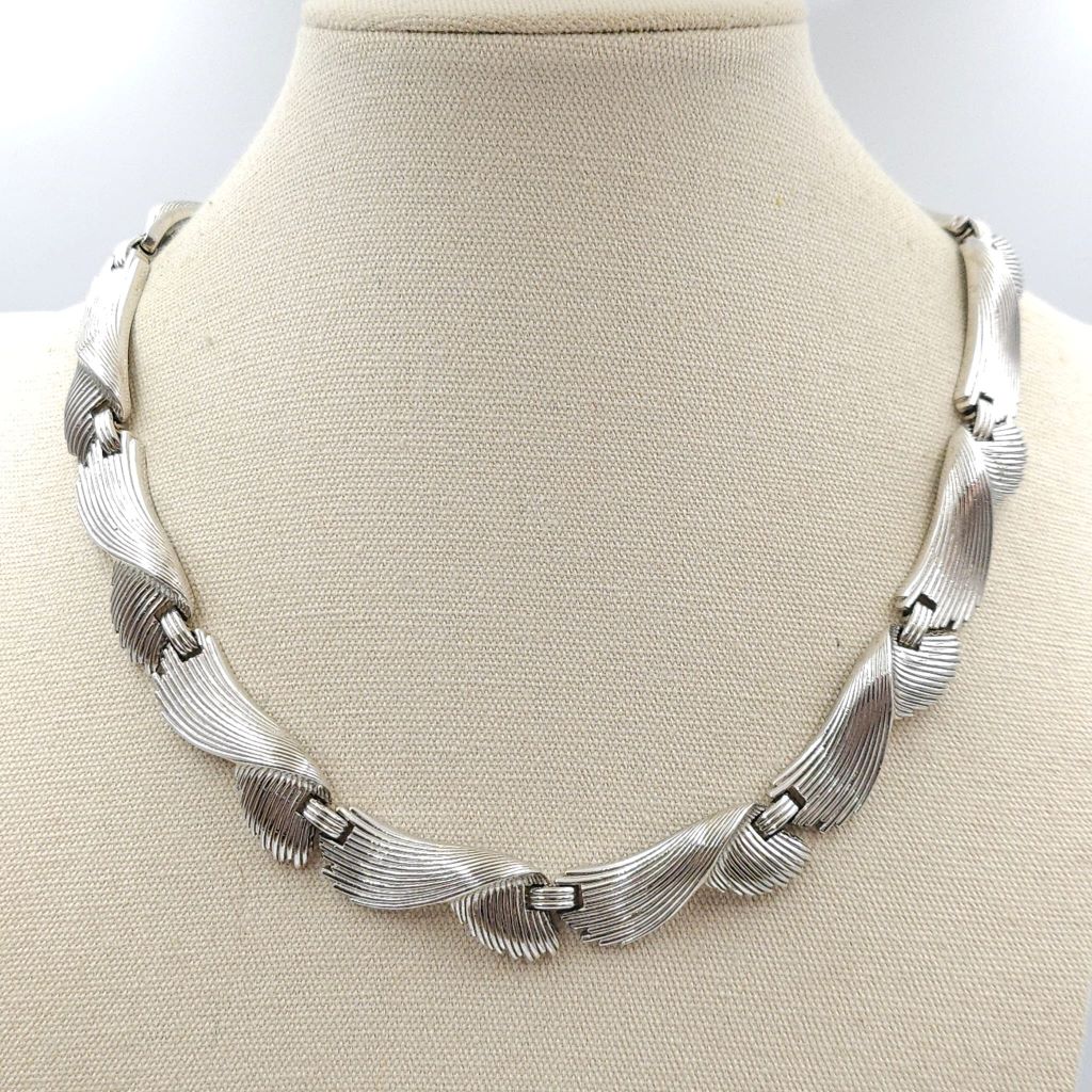 Collana firmata Trifari, risalente alla fine degli anni '50, con un affascinante decoro a onde, realizzata in lega Trifanium color argento con lavorazione a bacchette - VINTAGE AMORE MIO