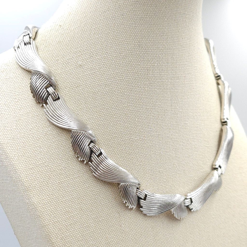 Collana firmata Trifari, risalente alla fine degli anni '50, con un affascinante decoro a onde, realizzata in lega Trifanium color argento con lavorazione a bacchette - VINTAGE AMORE MIO