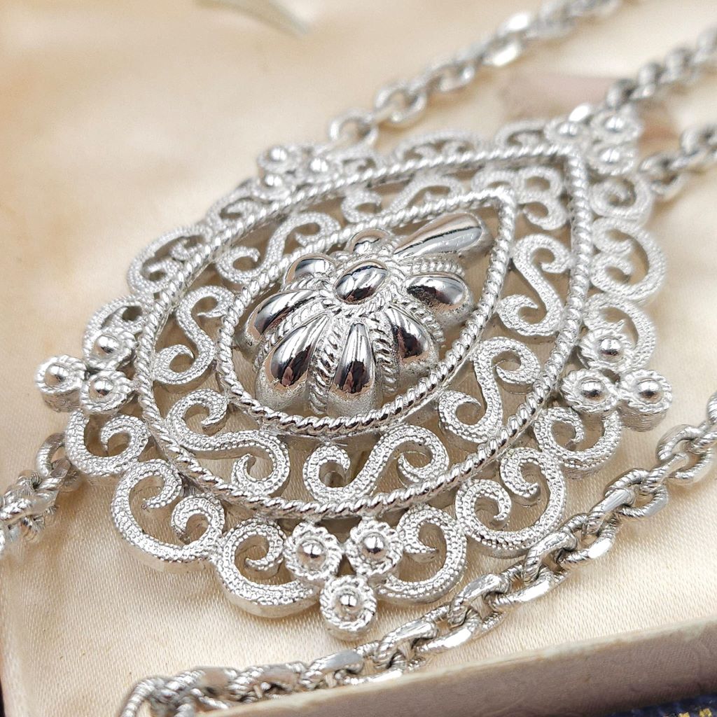 Collana Trifari risalente al 1960 circa, con doppia catena e grande pendente in lega Trifanium color argento - VINTAGE AMORE MIO