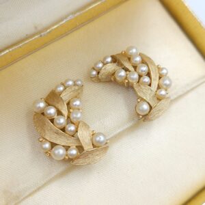 Orecchini a clip Trifari risalenti al 1960 circa, decoro floreale, lega Trifanium color oro satinato con perle - VINTAGE AMORE MIO