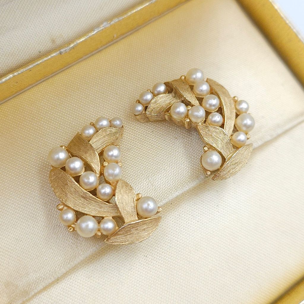 Orecchini a clip Trifari risalenti al 1960 circa, decoro floreale, lega Trifanium color oro satinato con perle - VINTAGE AMORE MIO