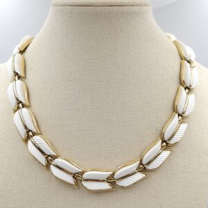 Parure Trifari anni '50, composta da collana e bracciale, in lega Trifanium color oro con grandi elementi di lucite bianca - VINTAGE AMORE MIO