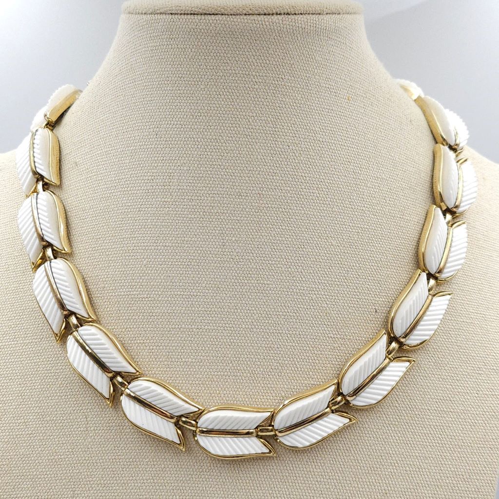 Parure Trifari anni '50, composta da collana e bracciale, in lega Trifanium color oro con grandi elementi di lucite bianca - VINTAGE AMORE MIO