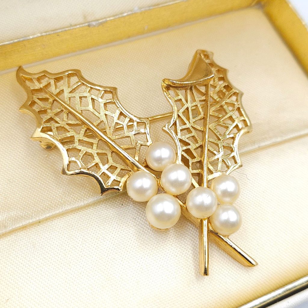 Spilla botanica Trifari risalente al 1960 circa, realizzata in lega Trifanium color oro con perle - VINTAGE AMORE MIO Spilla botanica Trifari risalente al 1960 circa, realizzata in lega Trifanium color oro con perle - VINTAGE AMORE MIO