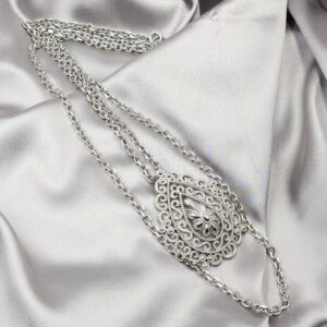 Collana Trifari risalente al 1960 circa, con doppia catena e grande pendente in lega Trifanium color argento - VINTAGE AMORE MIO