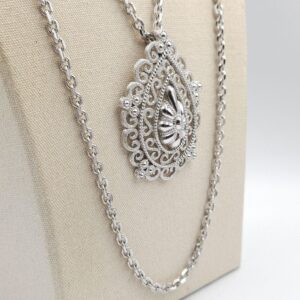 Collana Trifari risalente al 1960 circa, con doppia catena e grande pendente in lega Trifanium color argento - VINTAGE AMORE MIO