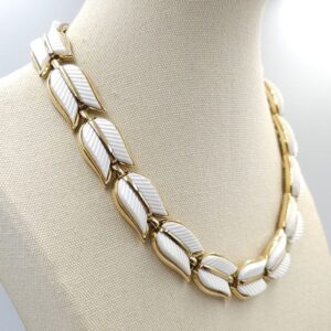 Parure Trifari anni '50, composta da collana e bracciale, in lega Trifanium color oro con grandi elementi di lucite bianca - VINTAGE AMORE MIO