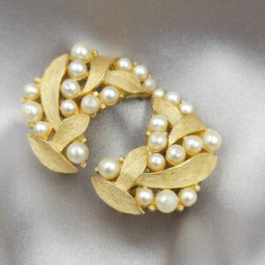 Orecchini a clip Trifari risalenti al 1960 circa, decoro floreale, lega Trifanium color oro satinato con perle - VINTAGE AMORE MIO