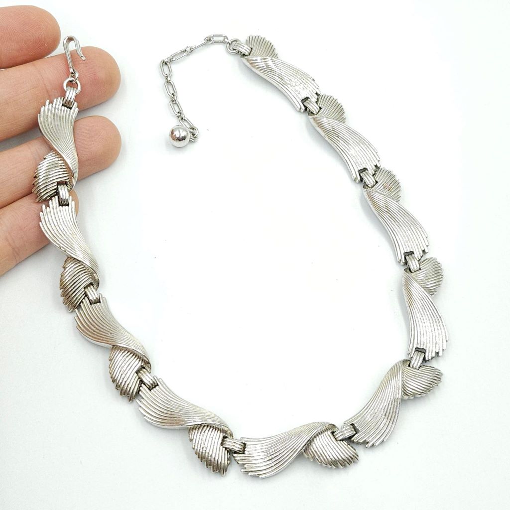 Collana firmata Trifari, risalente alla fine degli anni '50, con un affascinante decoro a onde, realizzata in lega Trifanium color argento con lavorazione a bacchette - VINTAGE AMORE MIO