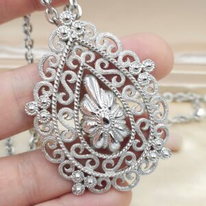 Collana Trifari risalente al 1960 circa, con doppia catena e grande pendente in lega Trifanium color argento - VINTAGE AMORE MIO