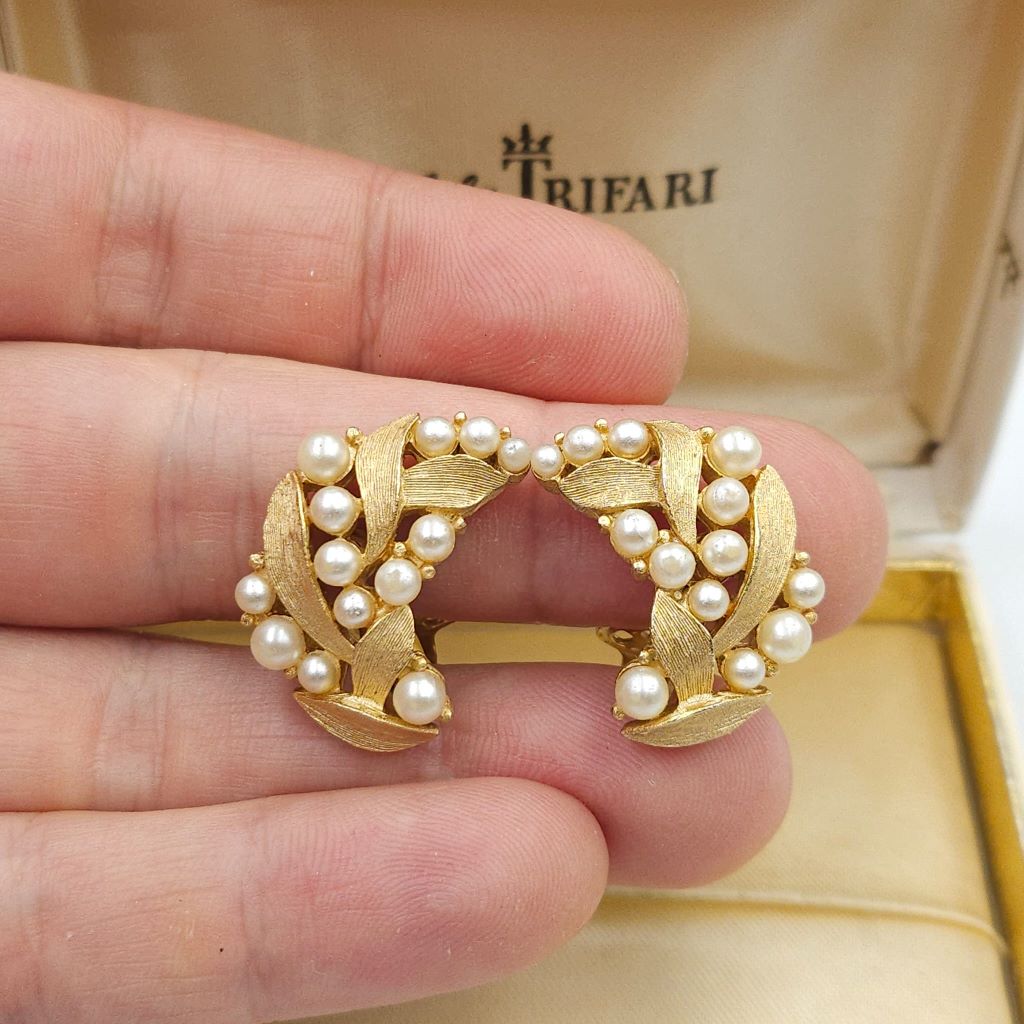 Orecchini a clip Trifari risalenti al 1960 circa, decoro floreale, lega Trifanium color oro satinato con perle - VINTAGE AMORE MIO