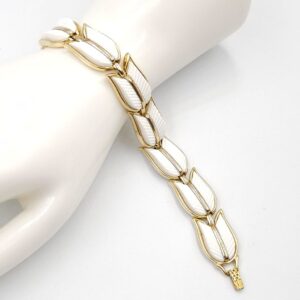 Parure Trifari anni '50, composta da collana e bracciale, in lega Trifanium color oro con grandi elementi di lucite bianca - VINTAGE AMORE MIO