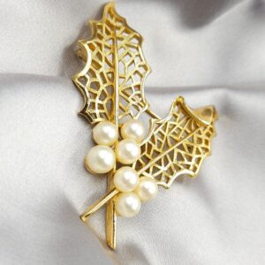 Spilla botanica Trifari risalente al 1960 circa, realizzata in lega Trifanium color oro con perle - VINTAGE AMORE MIO Spilla botanica Trifari risalente al 1960 circa, realizzata in lega Trifanium color oro con perle - VINTAGE AMORE MIO