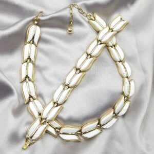 Parure Trifari anni '50, composta da collana e bracciale, in lega Trifanium color oro con grandi elementi di lucite bianca - VINTAGE AMORE MIO