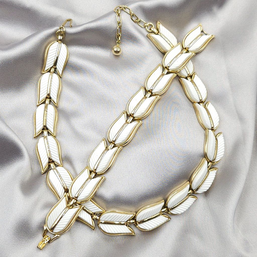 Parure Trifari anni '50, composta da collana e bracciale, in lega Trifanium color oro con grandi elementi di lucite bianca - VINTAGE AMORE MIO