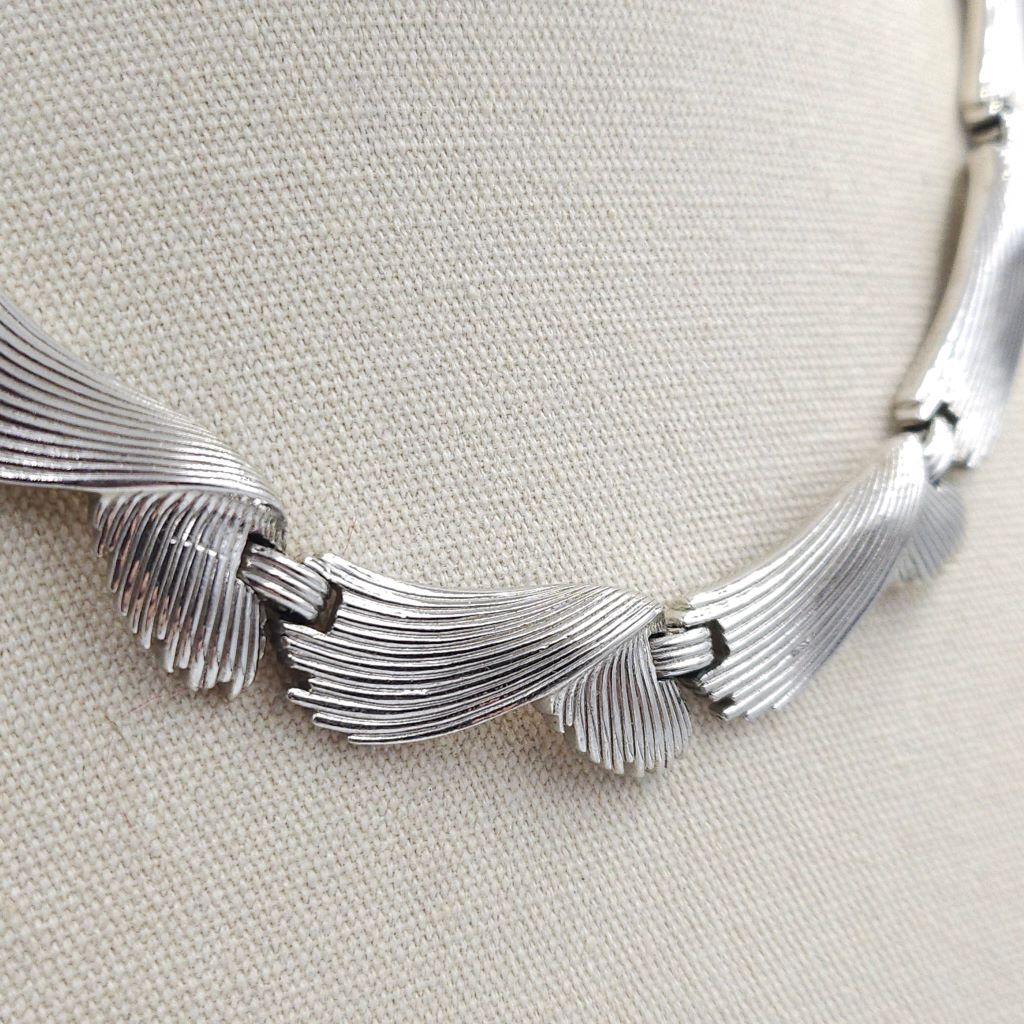 Collana firmata Trifari, risalente alla fine degli anni '50, con un affascinante decoro a onde, realizzata in lega Trifanium color argento con lavorazione a bacchette - VINTAGE AMORE MIO