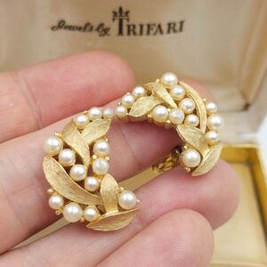 Orecchini a clip Trifari risalenti al 1960 circa, decoro floreale, lega Trifanium color oro satinato con perle - VINTAGE AMORE MIO