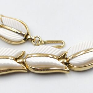 Parure Trifari anni '50, composta da collana e bracciale, in lega Trifanium color oro con grandi elementi di lucite bianca - VINTAGE AMORE MIO