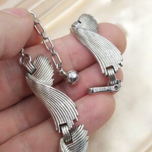 Collana firmata Trifari, risalente alla fine degli anni '50, con un affascinante decoro a onde, realizzata in lega Trifanium color argento con lavorazione a bacchette - VINTAGE AMORE MIO