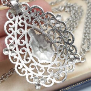 Collana Trifari risalente al 1960 circa, con doppia catena e grande pendente in lega Trifanium color argento - VINTAGE AMORE MIO