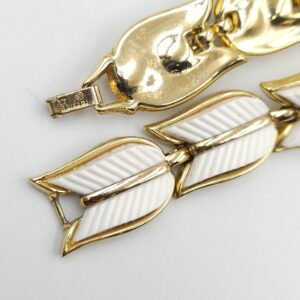 Parure Trifari anni '50, composta da collana e bracciale, in lega Trifanium color oro con grandi elementi di lucite bianca - VINTAGE AMORE MIO
