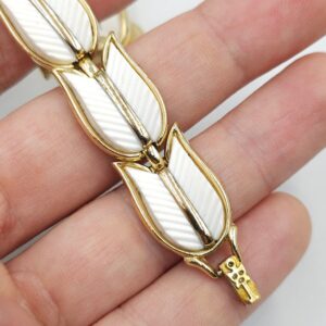 Parure Trifari anni '50, composta da collana e bracciale, in lega Trifanium color oro con grandi elementi di lucite bianca - VINTAGE AMORE MIO