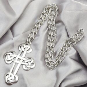 Collana firmata Trifari realizzata nei primissimi anni '60, composta da spessa catena e pendente a forma croce rielaborata, in lega Trifanium color argento satinato - VINTAGE AMORE MIO