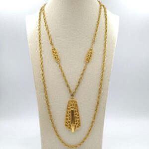 Collana firmata Trifari risalente al 1960 circa, con doppia catena e grande pendente, realizzata in lega Trifanium color oro con lavorazione a cera persa e dettagli lucidi - VINTAGE AMORE MIO