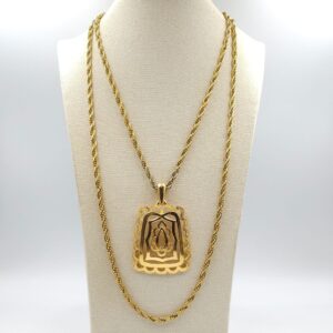 Collana Trifari composta da due spesse catene con maglie a torchon e da un grande pendente in lega Trifanium color oro con lavorazione satinata e lucida - VINTAGE AMORE MIO