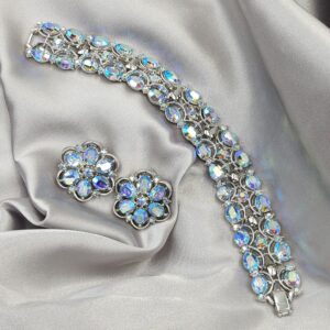 Demi parure della seconda metà degli anni '50, firmata Trifari, composta da bracciale e grandi orecchini a clip, realizzati in lega Trifanium color argento con cristalli azzurri aurora borealis taglio rotondo e ovale - VINTAGE AMORE MIO