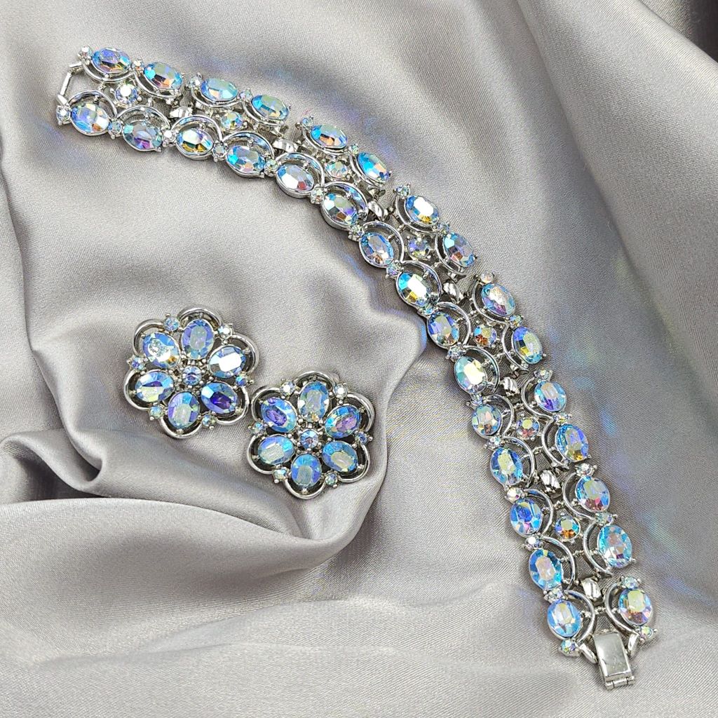 Demi parure della seconda metà degli anni '50, firmata Trifari, composta da bracciale e grandi orecchini a clip, realizzati in lega Trifanium color argento con cristalli azzurri aurora borealis taglio rotondo e ovale - VINTAGE AMORE MIO
