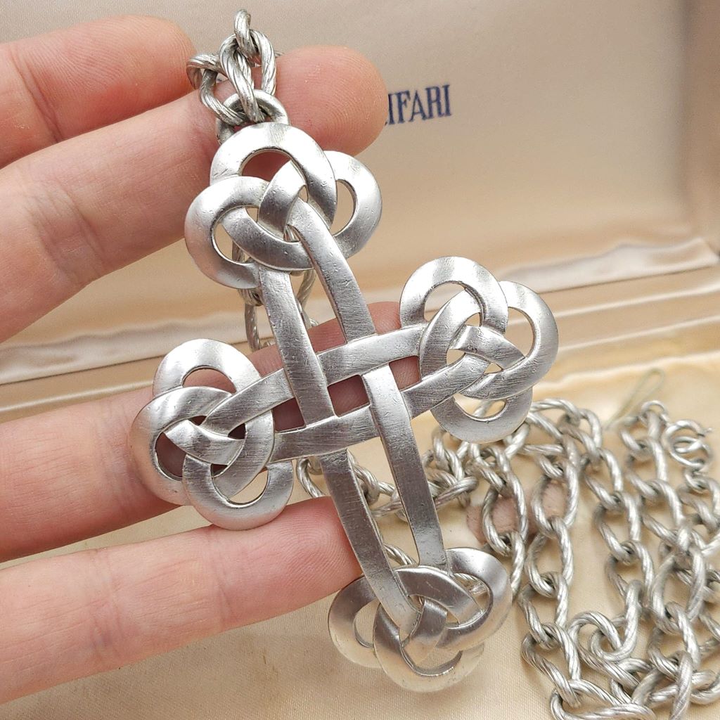 Collana firmata Trifari realizzata nei primissimi anni '60, composta da spessa catena e pendente a forma croce rielaborata, in lega Trifanium color argento satinato - VINTAGE AMORE MIO