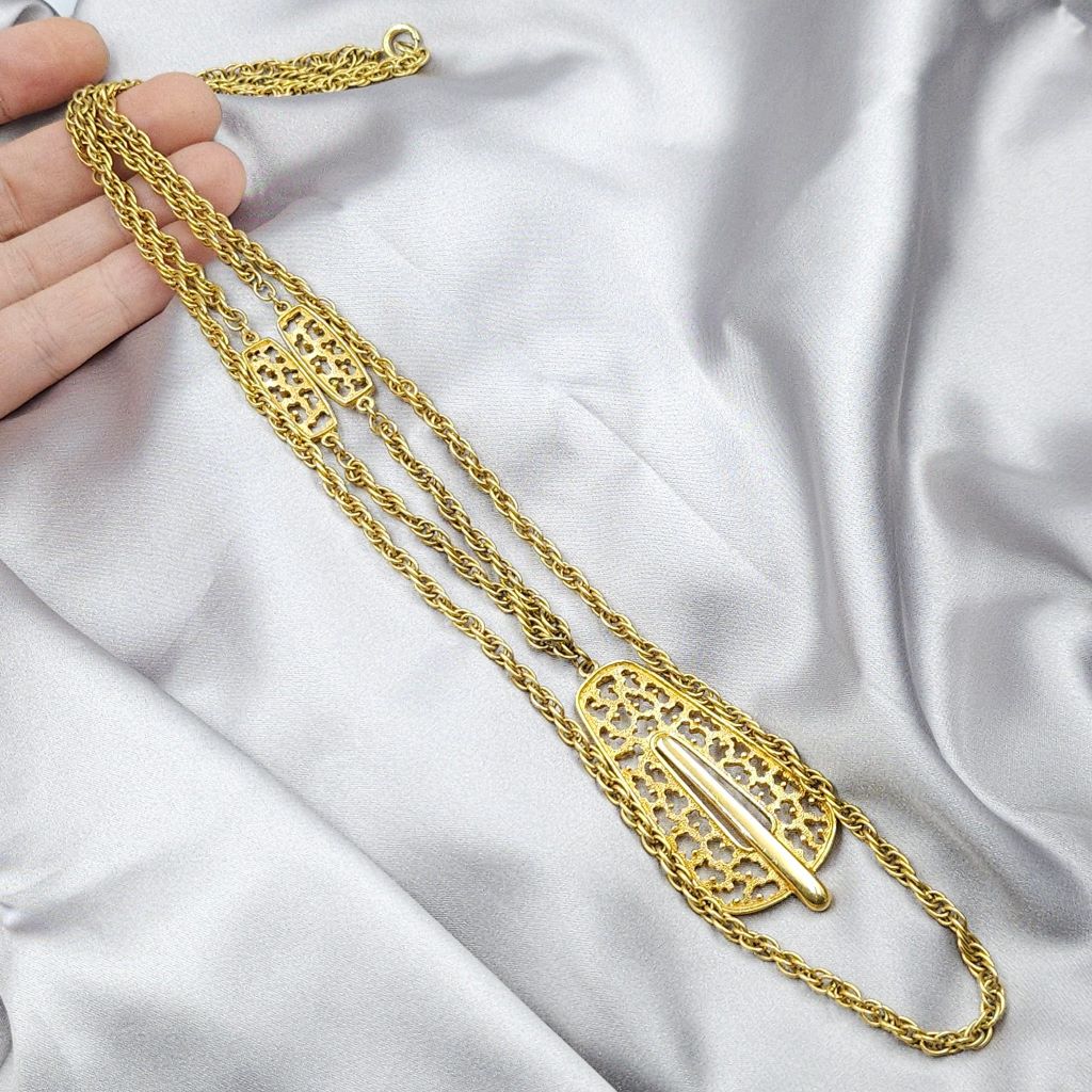 Collana firmata Trifari risalente al 1960 circa, con doppia catena e grande pendente, realizzata in lega Trifanium color oro con lavorazione a cera persa e dettagli lucidi - VINTAGE AMORE MIO