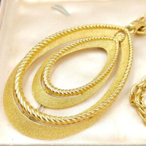 Collana firmata Trifari del 1960 circa con spessa catena e pendente snodato realizzato in lega Trifanium color oro con lavorazione satinata e profili a cordoncino - VINTAGE AMORE MIO