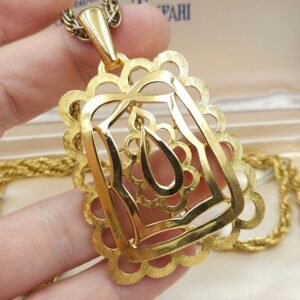 Collana Trifari composta da due spesse catene con maglie a torchon e da un grande pendente in lega Trifanium color oro con lavorazione satinata e lucida - VINTAGE AMORE MIO