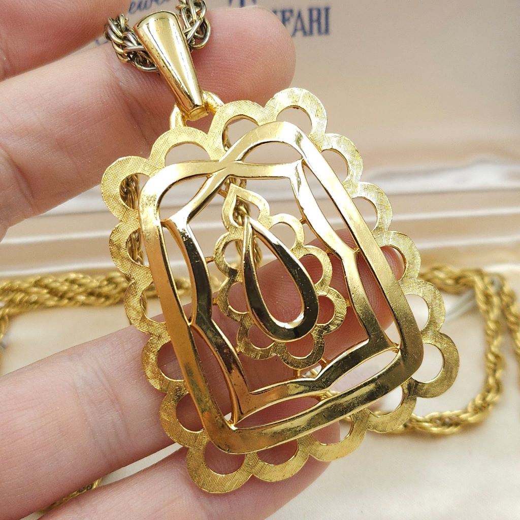 Collana Trifari composta da due spesse catene con maglie a torchon e da un grande pendente in lega Trifanium color oro con lavorazione satinata e lucida - VINTAGE AMORE MIO
