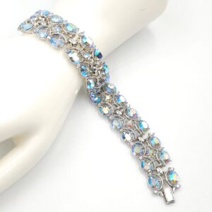 Demi parure della seconda metà degli anni '50, firmata Trifari, composta da bracciale e grandi orecchini a clip, realizzati in lega Trifanium color argento con cristalli azzurri aurora borealis taglio rotondo e ovale - VINTAGE AMORE MIO