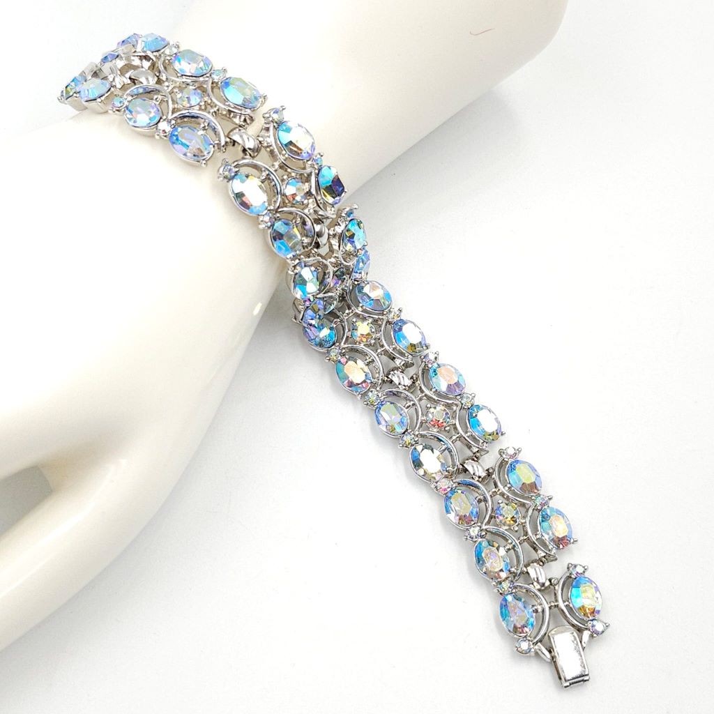 Demi parure della seconda metà degli anni '50, firmata Trifari, composta da bracciale e grandi orecchini a clip, realizzati in lega Trifanium color argento con cristalli azzurri aurora borealis taglio rotondo e ovale - VINTAGE AMORE MIO