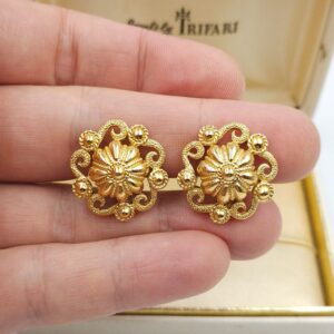 Orecchini Trifari a clip risalenti al 1960 circa, realizzati in lega Trifanium color oro con lavorazione satinata e lucida - VINTAGE AMORE MIO