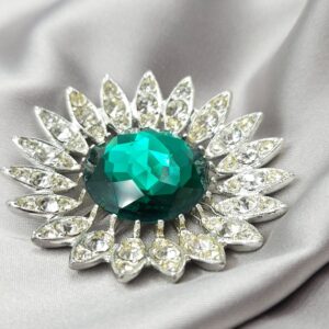 Spilla anni '50 firmata Sarah Coventry, metallo color argento con grandissimo cristallo smeraldo centrale cristalli diamante - VINTAGE AMORE MIO